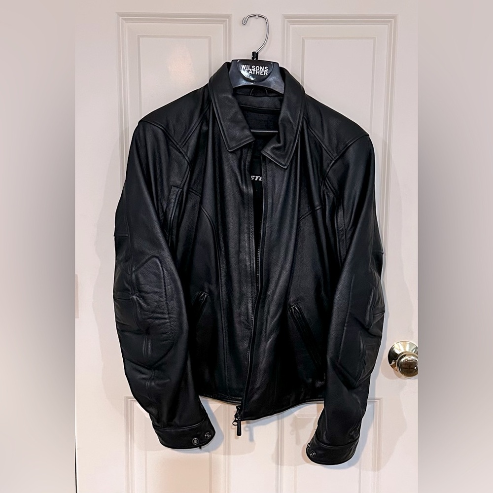 Beautiful First Gear women’s motorcycle jacket with zip out lining. Size XL.